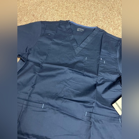 NWT Men’s med couture scrub top - Picture 4 of 8